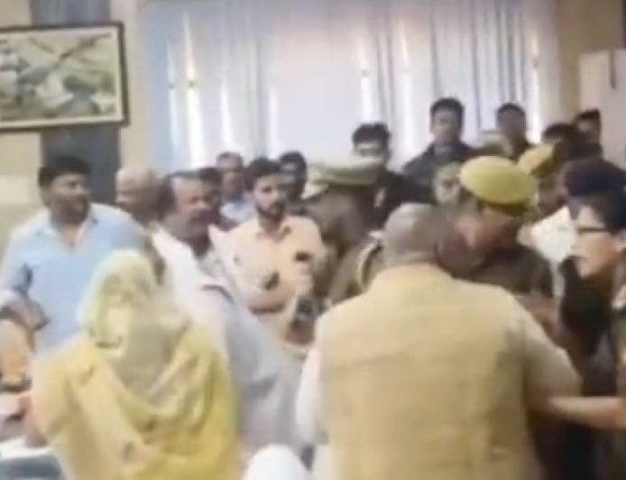 कानपूर  में बीजेपी सांसद और पूर्व सांसद में मची मार तो तगड़े मज़े ले गए अखिलेश यादव