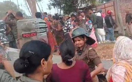 बलिया में CM योगी की पुलिस को जनता ने दौड़ा कर पीटा