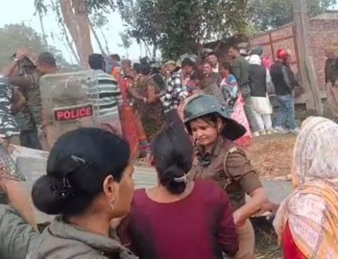 बलिया में CM योगी की पुलिस को जनता ने दौड़ा कर पीटा