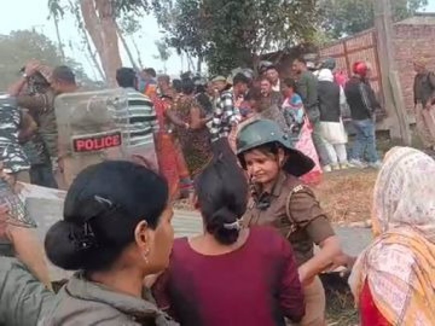 बलिया में CM योगी की पुलिस को जनता ने दौड़ा कर पीटा